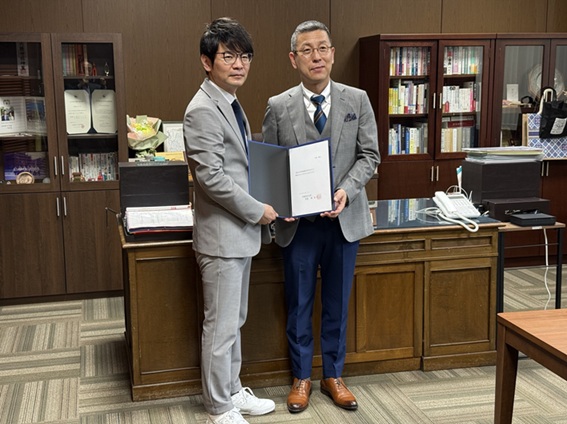 写真：客員教授就任の記念撮影